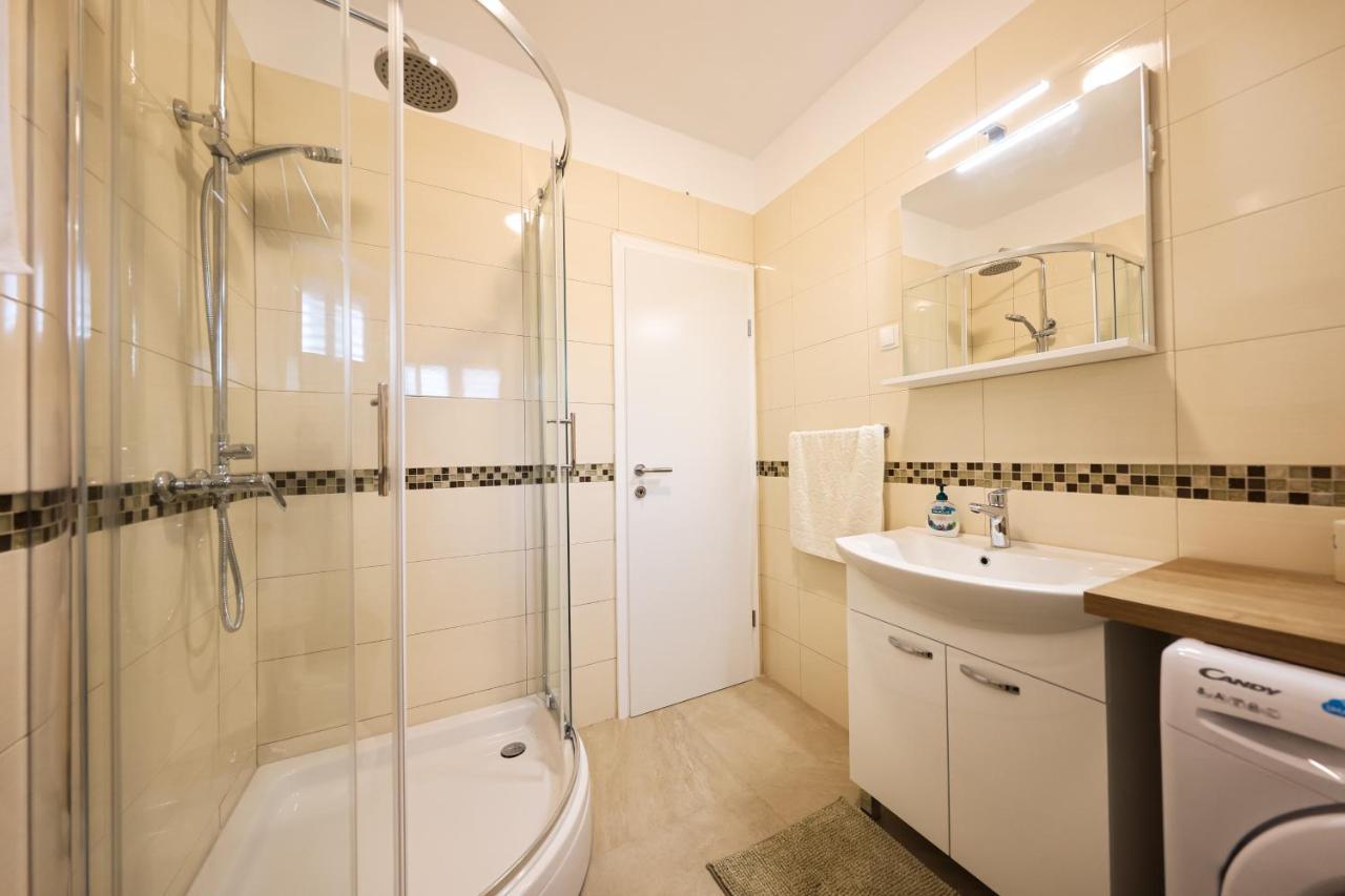 Apartment Puntamika Villa De Rosa - Ground Floor Zadar Eksteriør billede