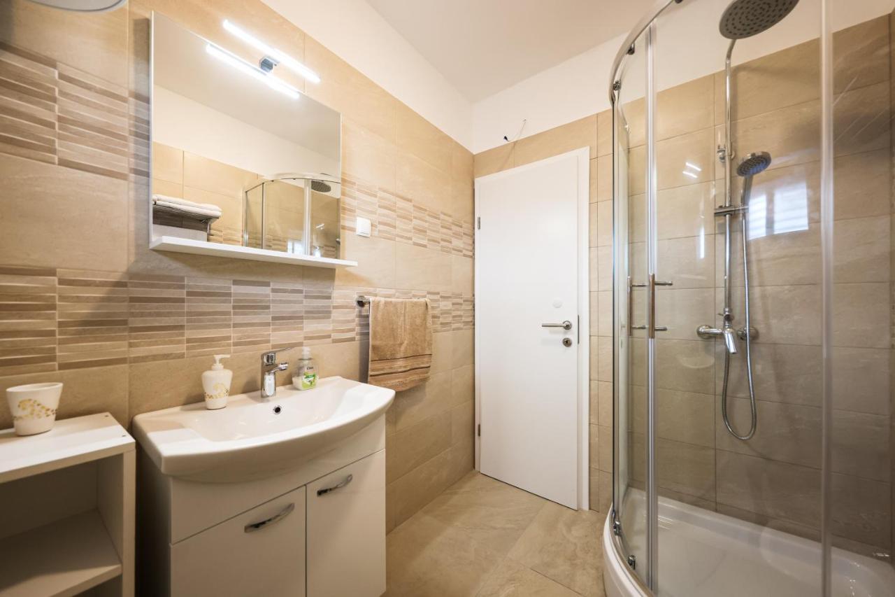 Apartment Puntamika Villa De Rosa - Ground Floor Zadar Eksteriør billede
