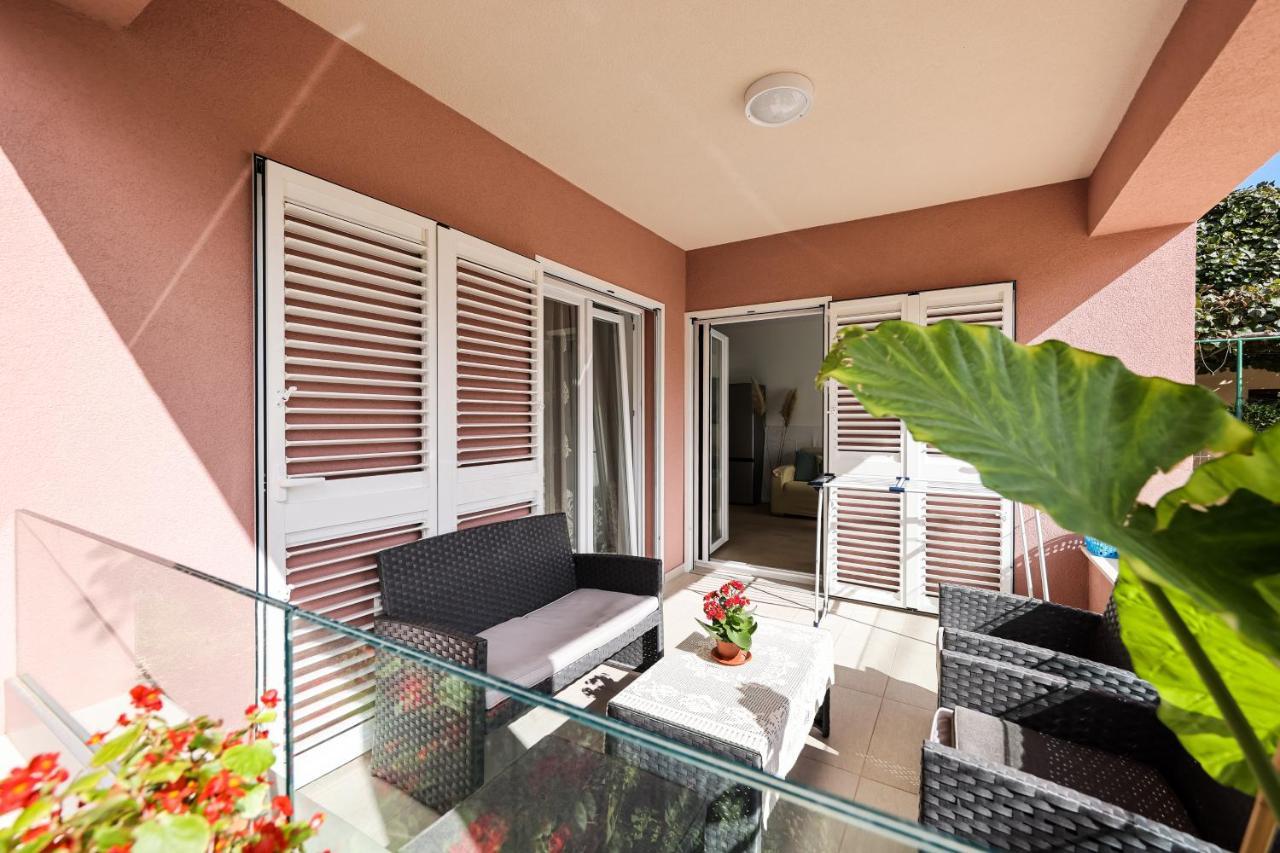 Apartment Puntamika Villa De Rosa - Ground Floor Zadar Eksteriør billede